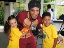 Crian�as da LBV parabenizam jogador Ronaldinho pelo anivers�rio